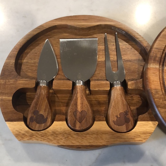 Disney's Mickey & Minnie Mouse Acacia Wooden Cheese Board with Tool Set - Picture 4 of 12